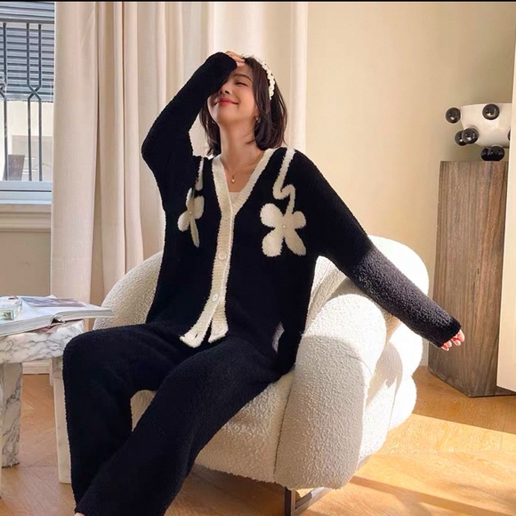 Y2K Women’s Loungewear Set With V Neck Floral Print